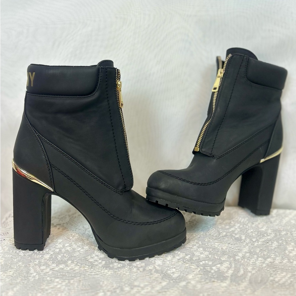 New DKNY Womens Black Faux Leather LOGO Platform Ankle Boots / size 7